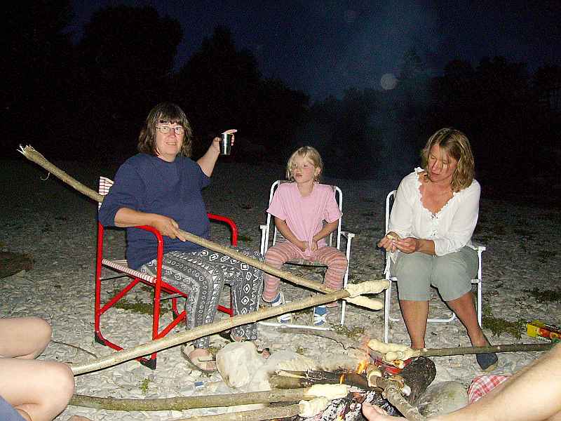 abendliches Stockbrot backen am Fluss