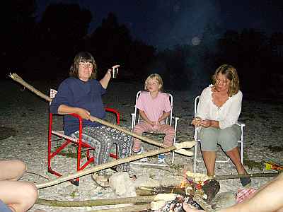 abendliches Stockbrot backen am Fluss abendliches Stockbrot backen am Fluss