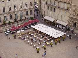 Von der "Place du Palais des Papes" in die Altstadt Von der "Place du Palais des Papes" in die Altstadt