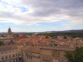 Von der "Place du Palais des Papes" in die Altstadt Von der "Place du Palais des Papes" in die Altstadt