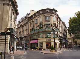 Von der "Place du Palais des Papes" in die Altstadt Von der "Place du Palais des Papes" in die Altstadt