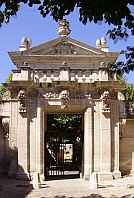 Villeneuve-lès-Avignon: La Chartreuse Pontificale du Val de Bénédiction Villeneuve-lès-Avignon: La Chartreuse Pontificale du Val de Bénédiction